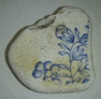 Hliněný střep, s modrou malbou rostliny