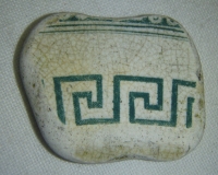 Hliněný střep, se zelenou malbou s Řeckým motivem
