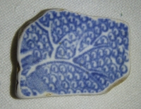 Hliněný střep, s modrou malbou stromu