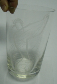 Skleněná váza s vyrytým ornamentem člověka