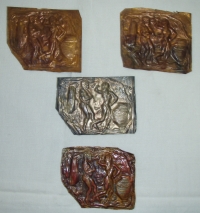 Tepaný plech se šablonou (Dva lidé s vázou)