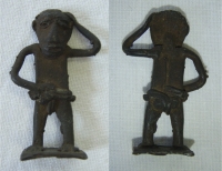 Figurka člověka - stojící, zhotovena z kovu