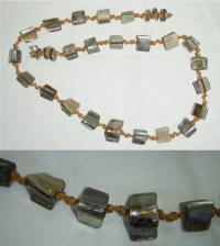 Náhrdelník s perleťovými korálky