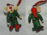 Přívěšek trpaslík na červené šňůrce, sklo