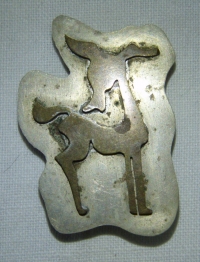 Brož s jelenem, pravděpodobně Japonsko