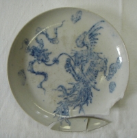 Talířek s modrým ornamentem draka, bílý porcelán, rozbitý, Čína  