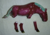 Kůň z keramiky, vínová barva s světle zelenou hřívou a hnědými kopyty, všechny nohy odlomeny, jedna ztracena, Čína