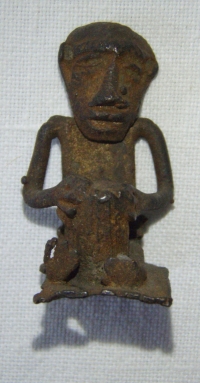 Figurka člověka – pracující, zhotovena z kovu